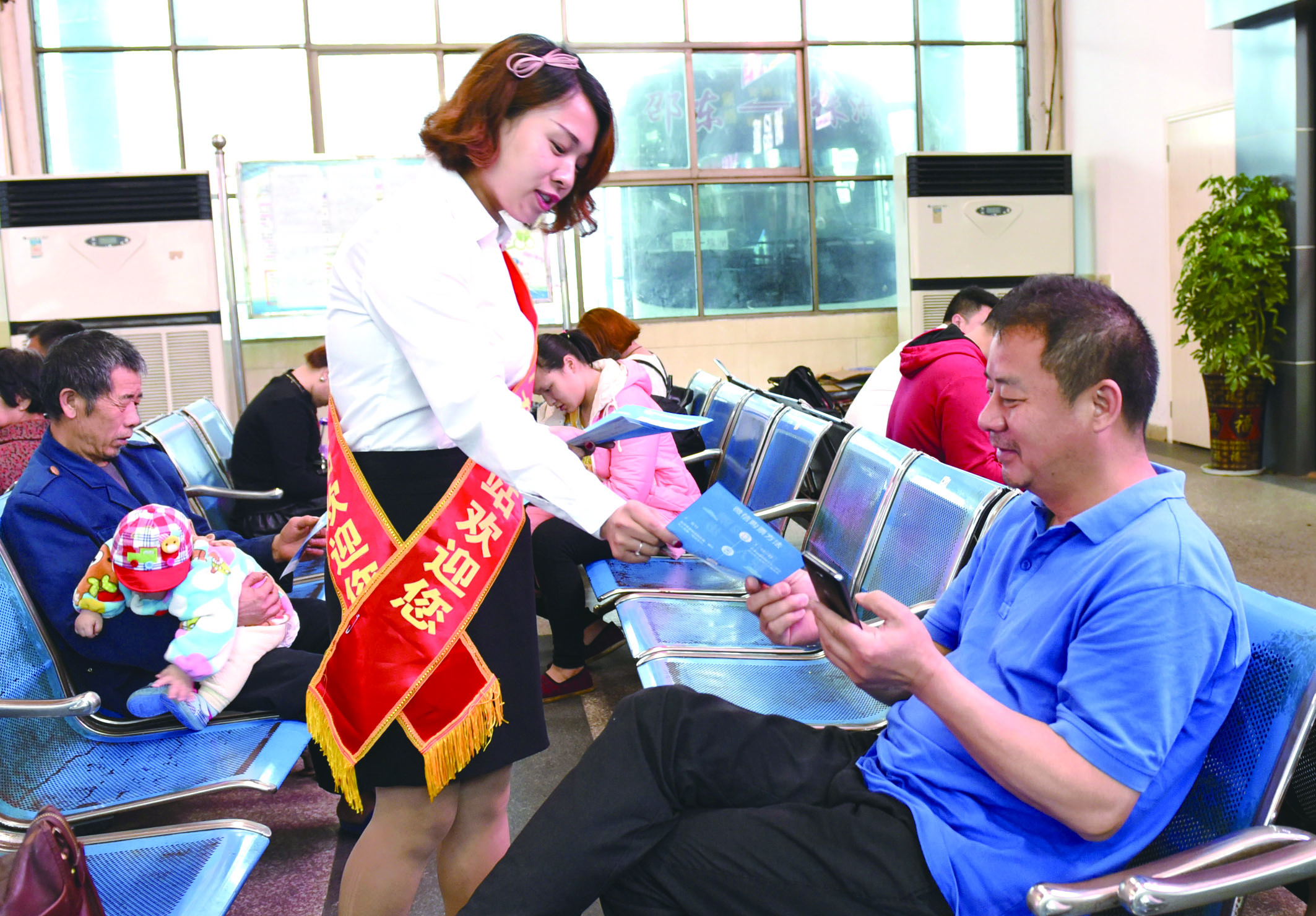 4月21日，邵東汽車西站工作人員在向旅客推介互聯(lián)網(wǎng)+站+車+客平臺(tái)的推廣應(yīng)用與購(gòu)票實(shí)名制宣傳。